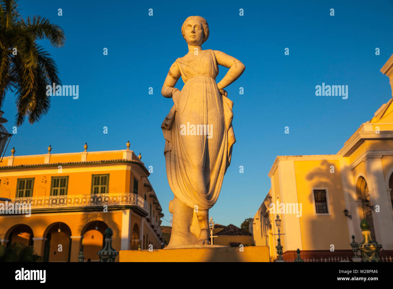 Cuba, Trinidad, Statue of the Greek muse Terpsicore at Plaza Mayor with Brunet Palace now the Museum Romantico in the background Stock Photo
