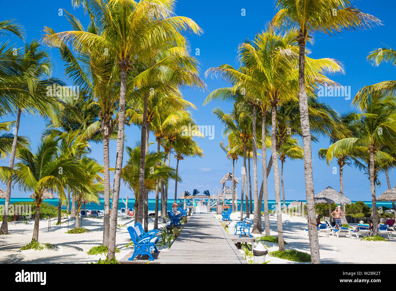 Cuba, Jardines del Rey, Cayo Guillermo, Playa El Paso, Melia Hotel, Palm lined wooden walkway leading to beach and pier Stock Photo