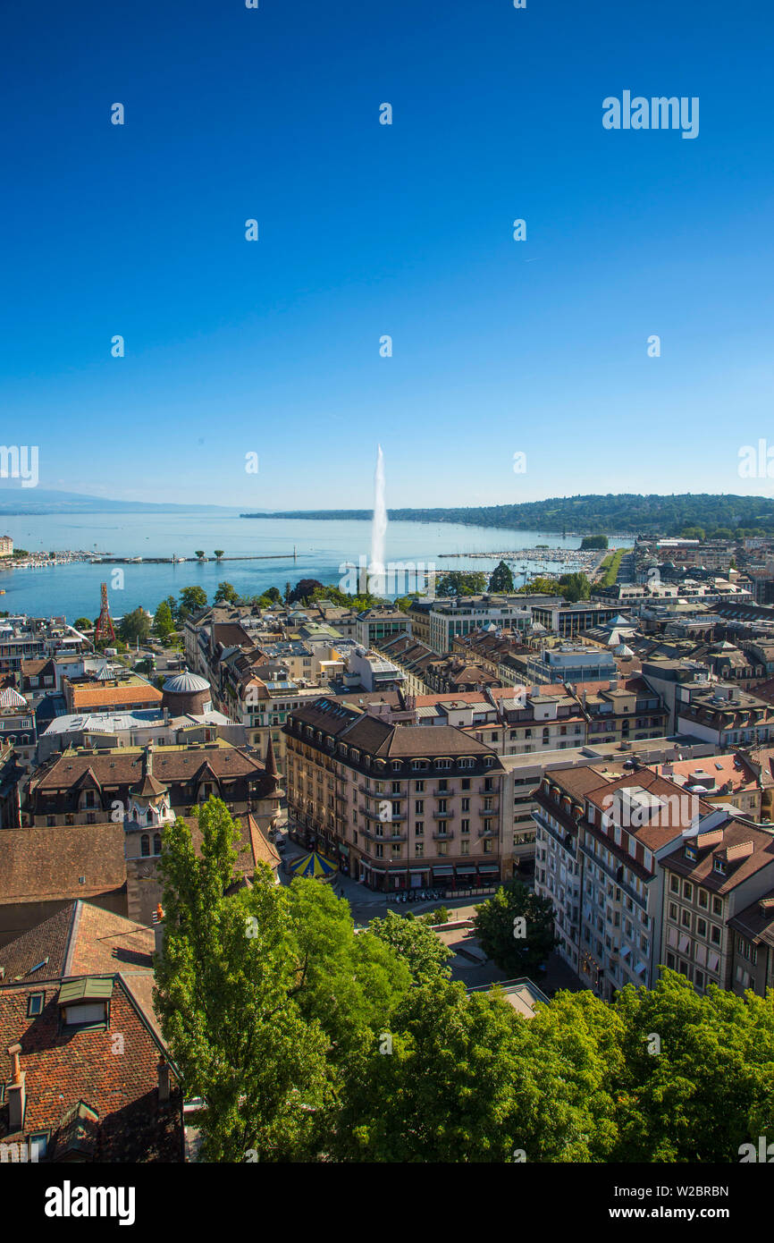 Jet d'eau on Lake Geneva and city skyline, Geneva, Switzerland Stock Photo