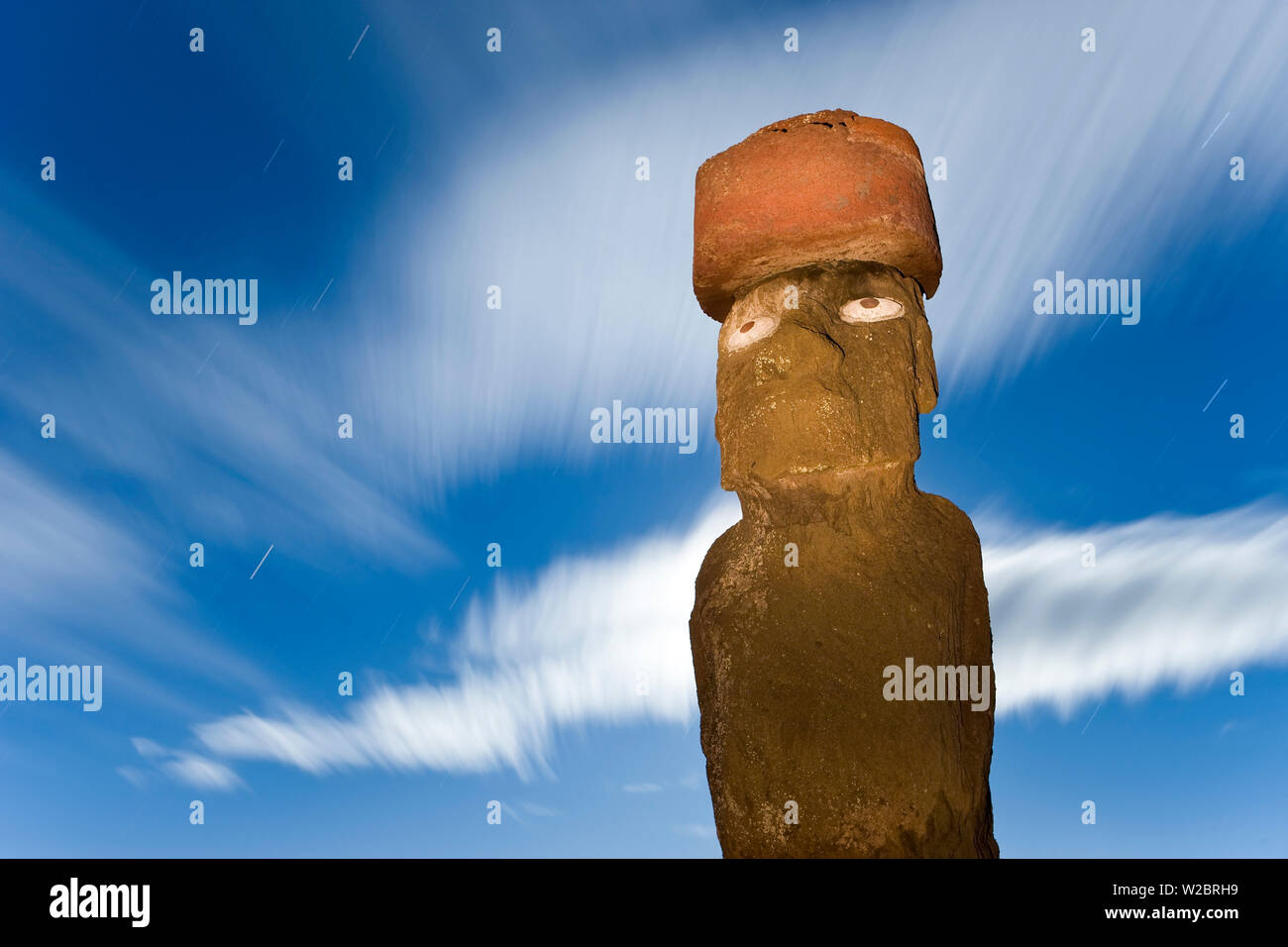 South America, Chile, Rapa Nui, Isla de Pascua (Easter Island), Moai statue Ahu Ko Te riku, the only topknotted and eyeballed Moai on the Island - backlit by moonlight Stock Photo