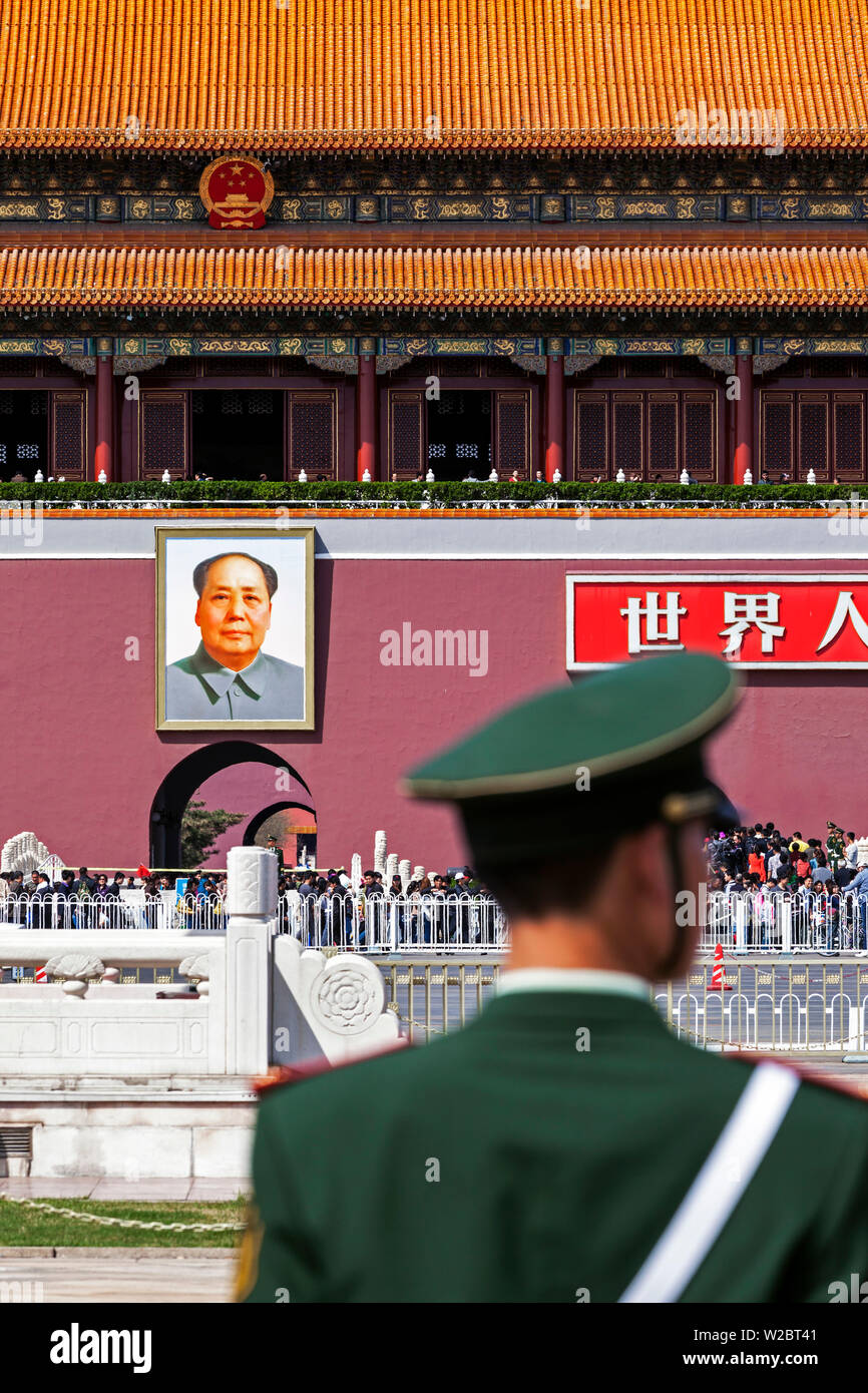 China, Beijing, Guard in Tiananmen Sqaure in front of portrait of Mao Zedong on Gate of Heavenly Peace (Tiananmen Gate) Stock Photo