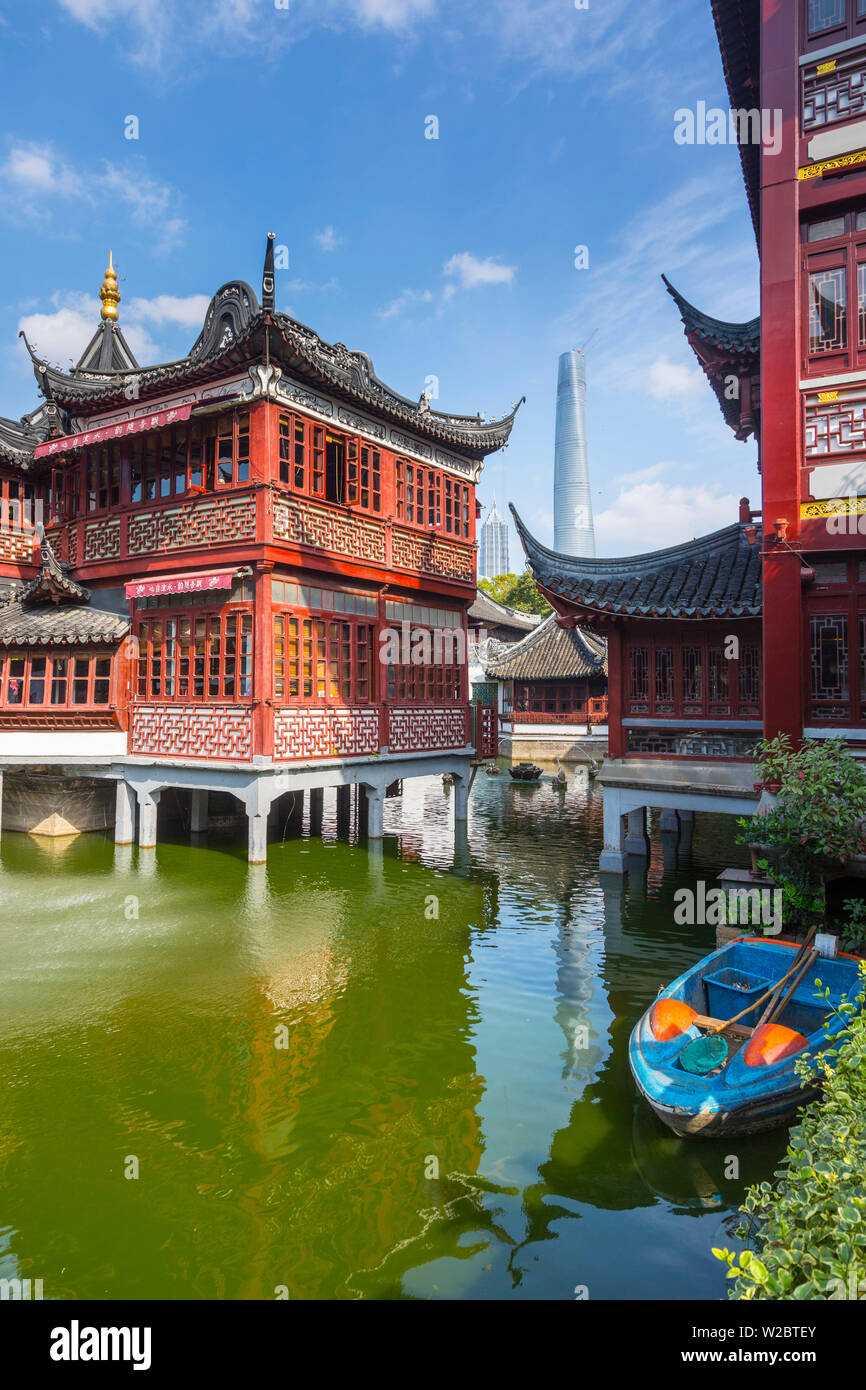 Tea house at the YuYuan Gardens and Bazaar with the Shanghai Tower behind, Old Town, Shanghai, China Stock Photo