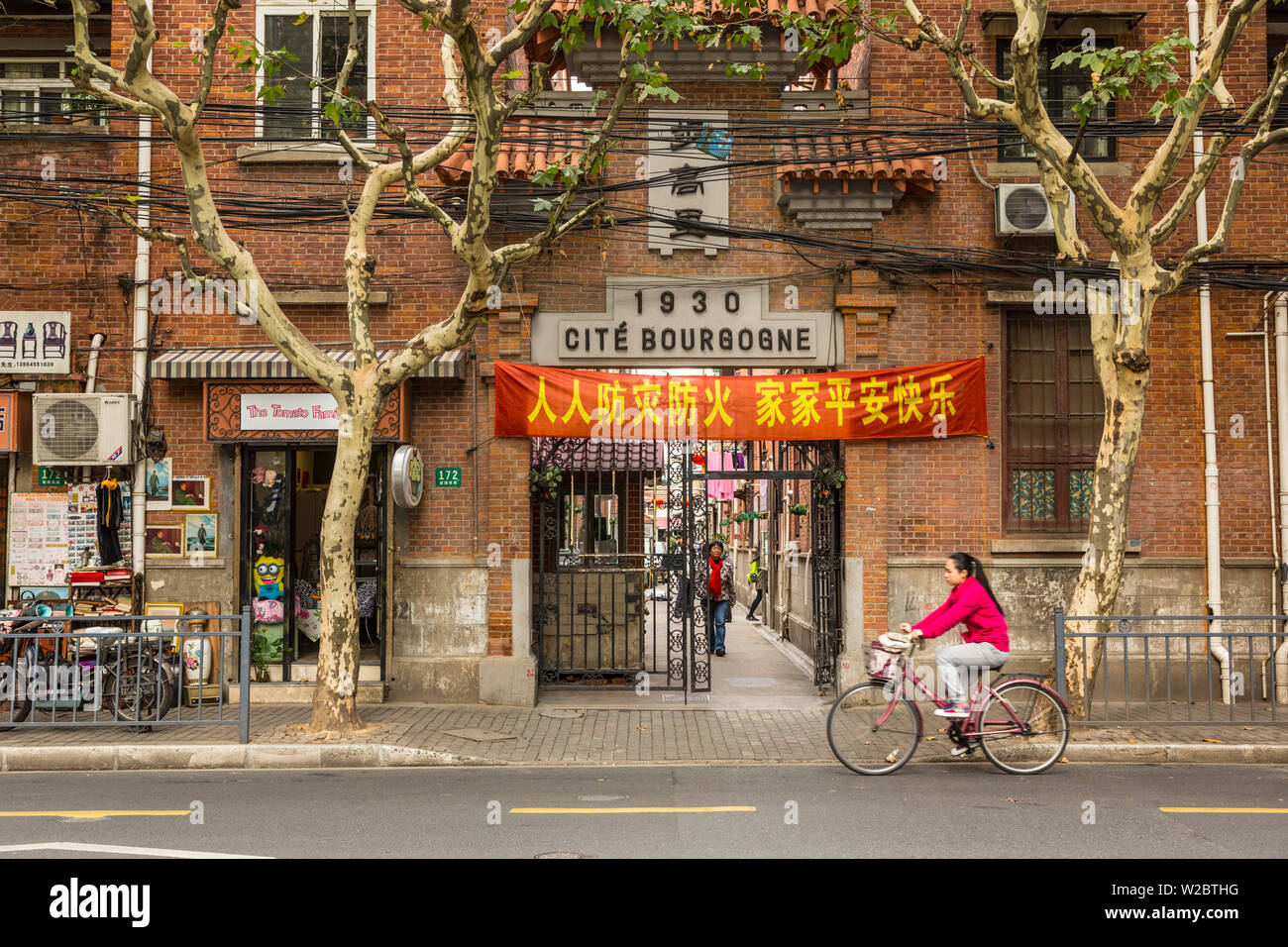 Gateway to Shikumen housing in the French Concession, Shanghai, China Stock Photo