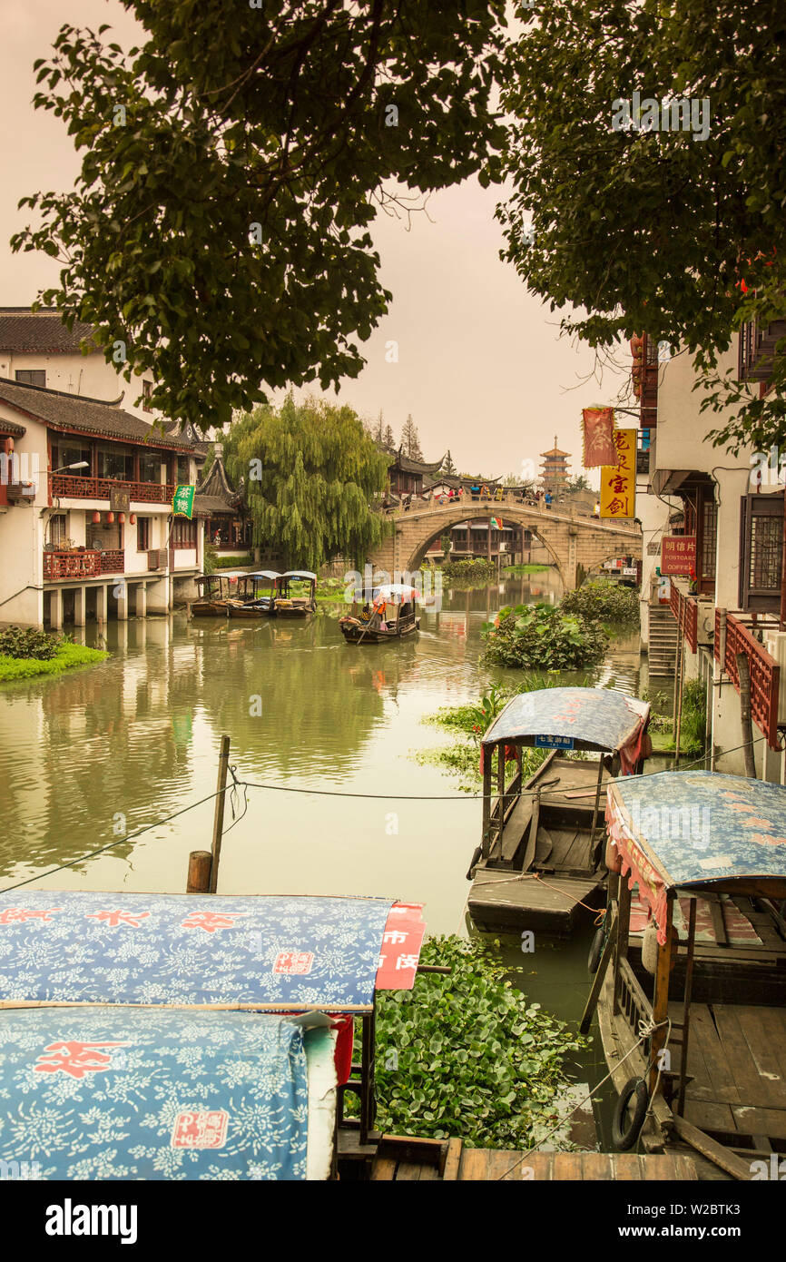 Canal and bridge, Qibao, Shanghai, China Stock Photo