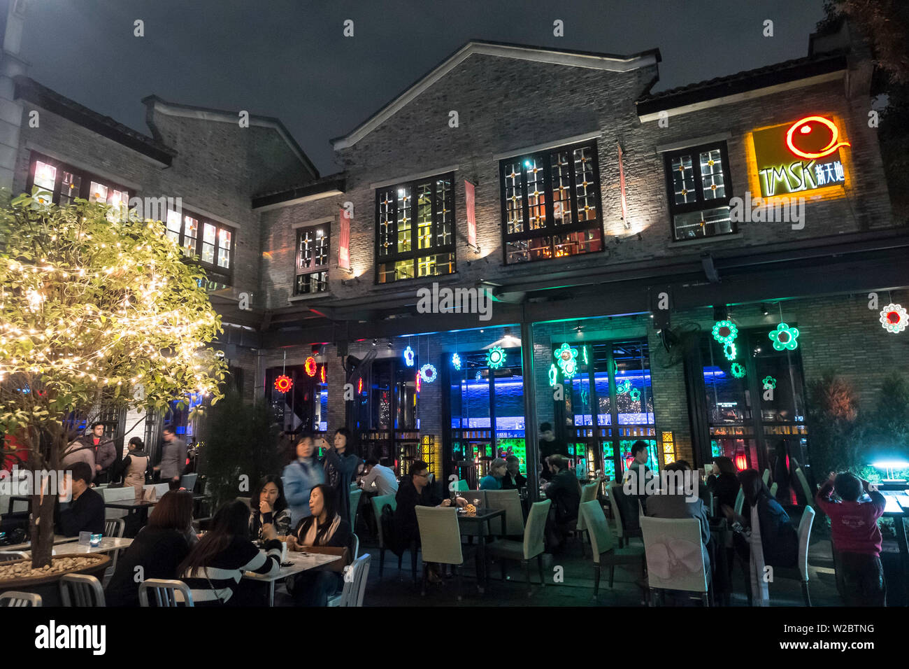 Cafes and restaurants in Xintiandi, Shanghai, China Stock Photo - Alamy