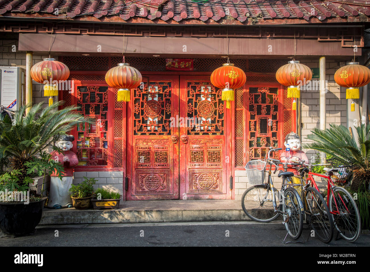 Traditional red doors in the Old City, Shanghai, China Stock Photo