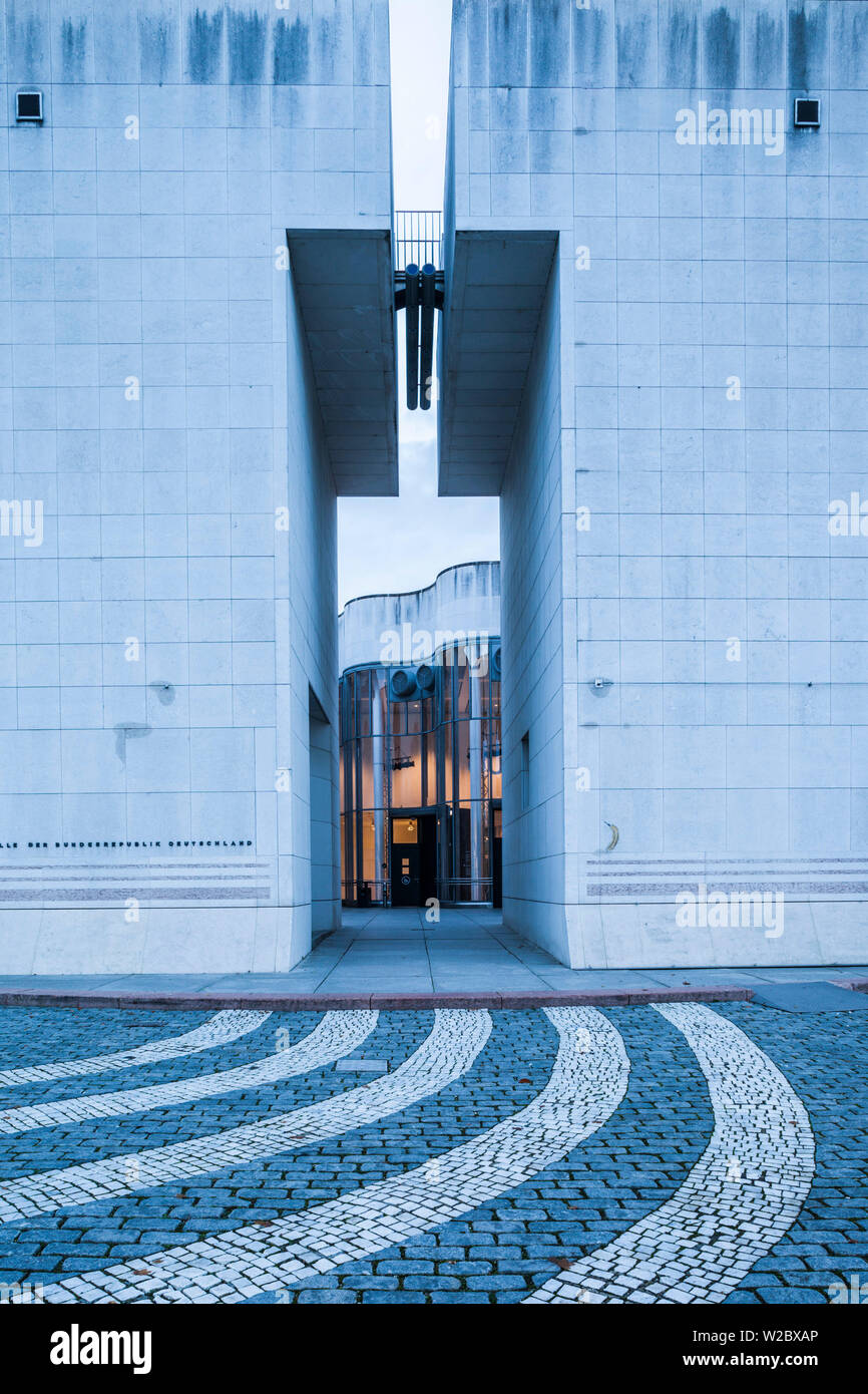 Germany, Nordrhein-Westfalen, Bonn, Museumsmeile, Bundeskunsthalle, museum of technology and art, exterior, dawn Stock Photo