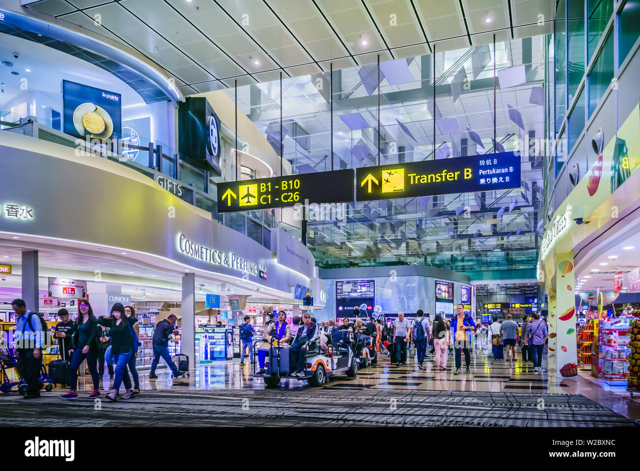 19.11.2019, Singapore, Republic of Singapore, Asia - Passengers inside Terminal  3 at Changi Airport Stock Photo - Alamy