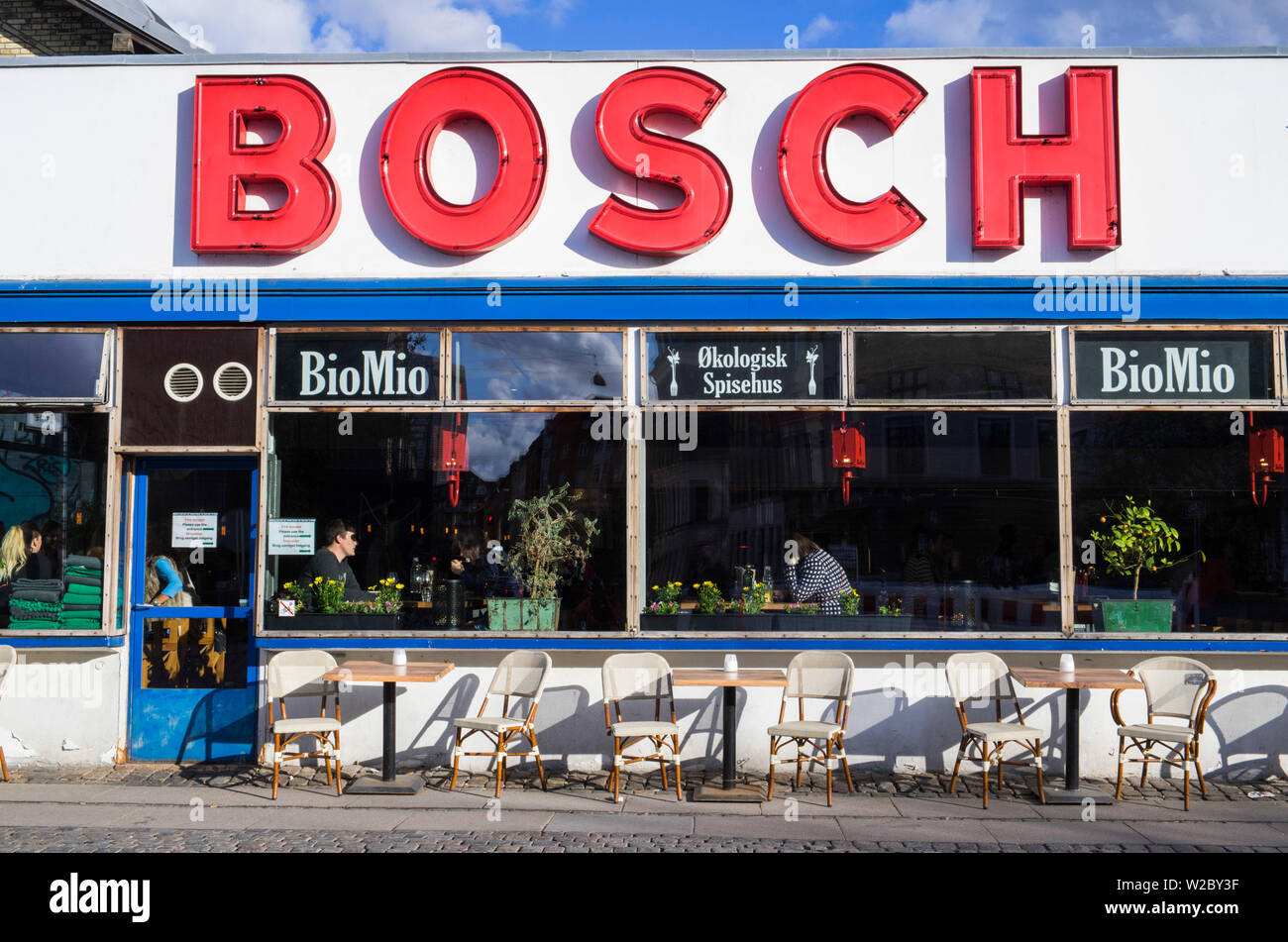 Denmark, Zealand, Copenhagen, Vesterbro, Kodbyen former meat packing district, Bio Mio organic restaurant, in former Bosch storefront Stock Photo
