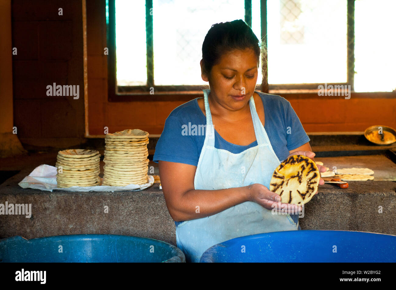 El Salvador, Cook, Kitchen, Making Tortillas For Coffee Pickers, Coffee Farm, Finca Malacara, Slopes Of The Santa Volcano Stock Photo