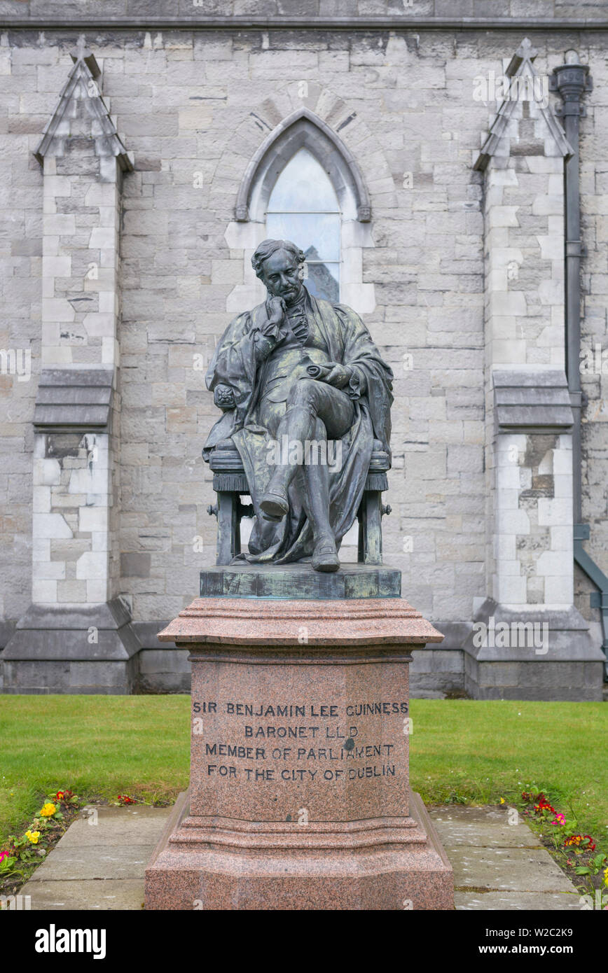 Ireland, Dublin, St. Patrick's Cathedral, statue of Sir Benjamin Lee Guinness Stock Photo