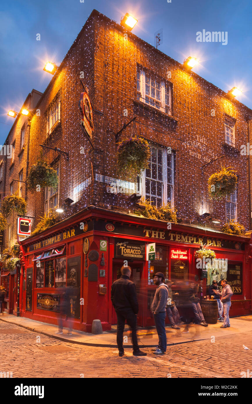 Ireland, Dublin, Temple Bar area, traditional pub exterior, The Temple Bar Pub, dusk Stock Photo