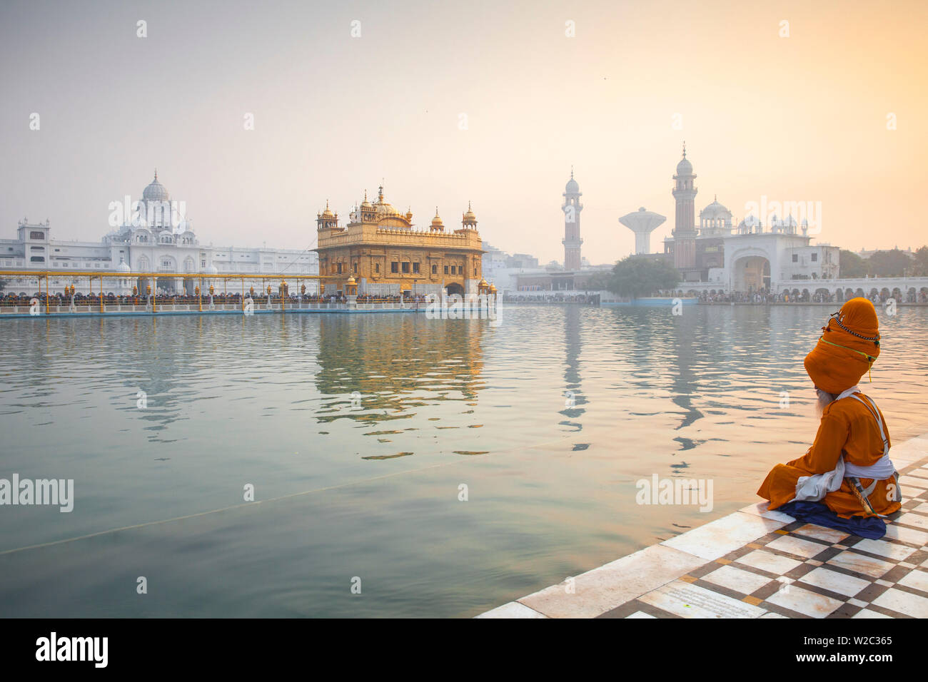 India, Punjab, Amritsar, Pilgrims at The Harmandir Sahib,  nown as The Golden Temple Stock Photo