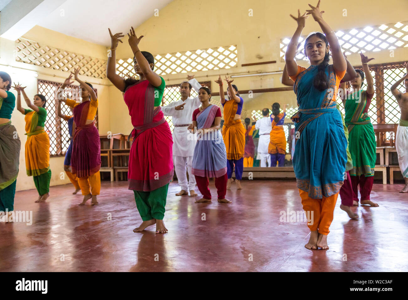 Students of traditional Indian dance in class, Chennai (Madras), Tamil Nadu, India Stock Photo