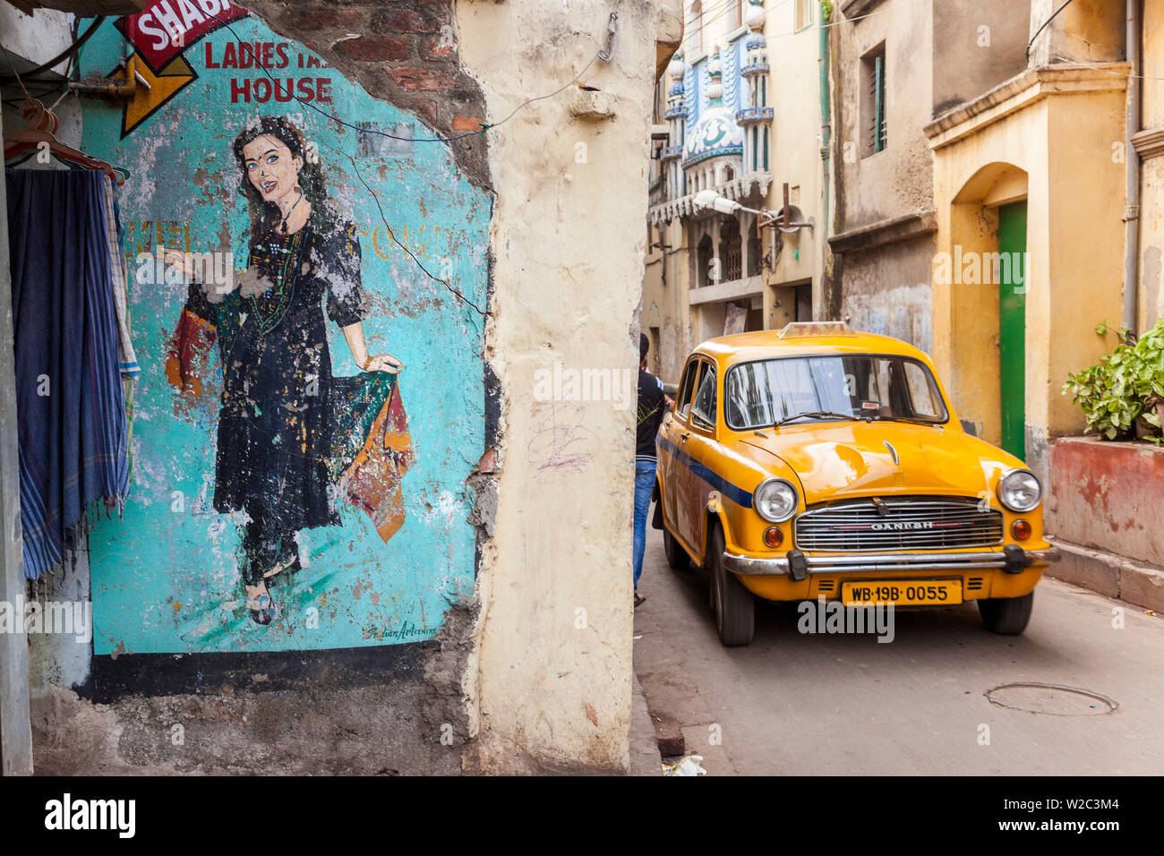 Taxi and street scene, Kolkata (Calcutta), West Bengal, India Stock Photo