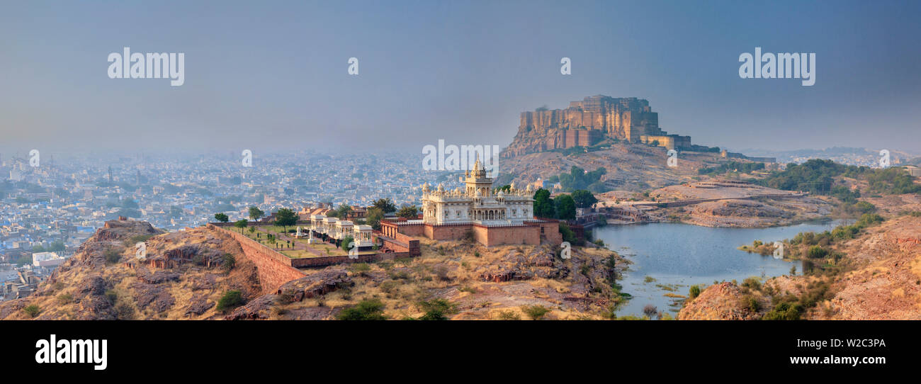 India, Rajasthan, Jodhpur, Jaswant Thada Temple and Mehrangarh Fort Stock Photo