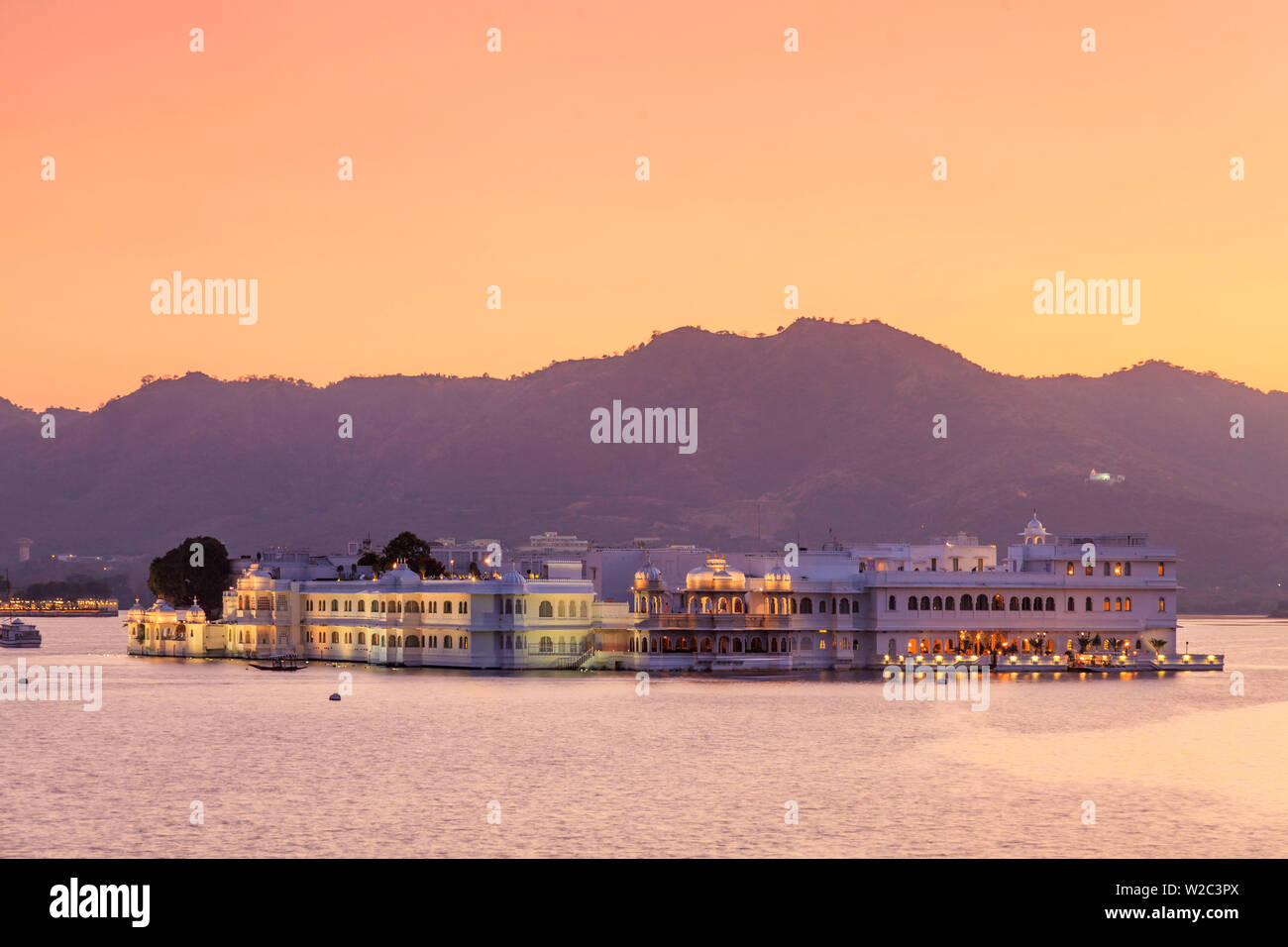 India, Rajasthan, Udaipur, Lake Pichola and Lake Palace Stock Photo