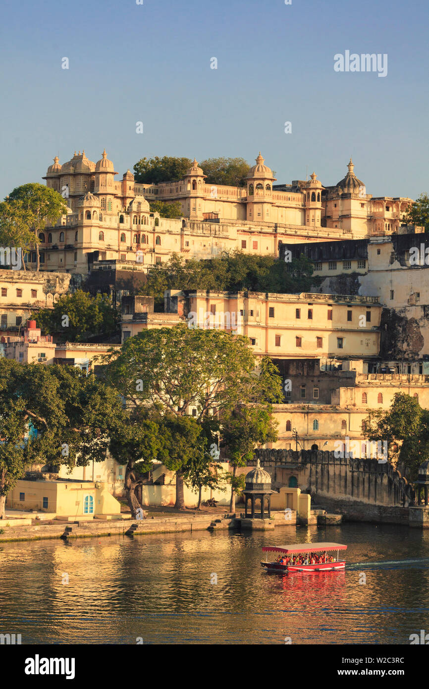 India, Rajasthan, Udaipur, view of Lal Ghat and City Palace Complex Stock Photo