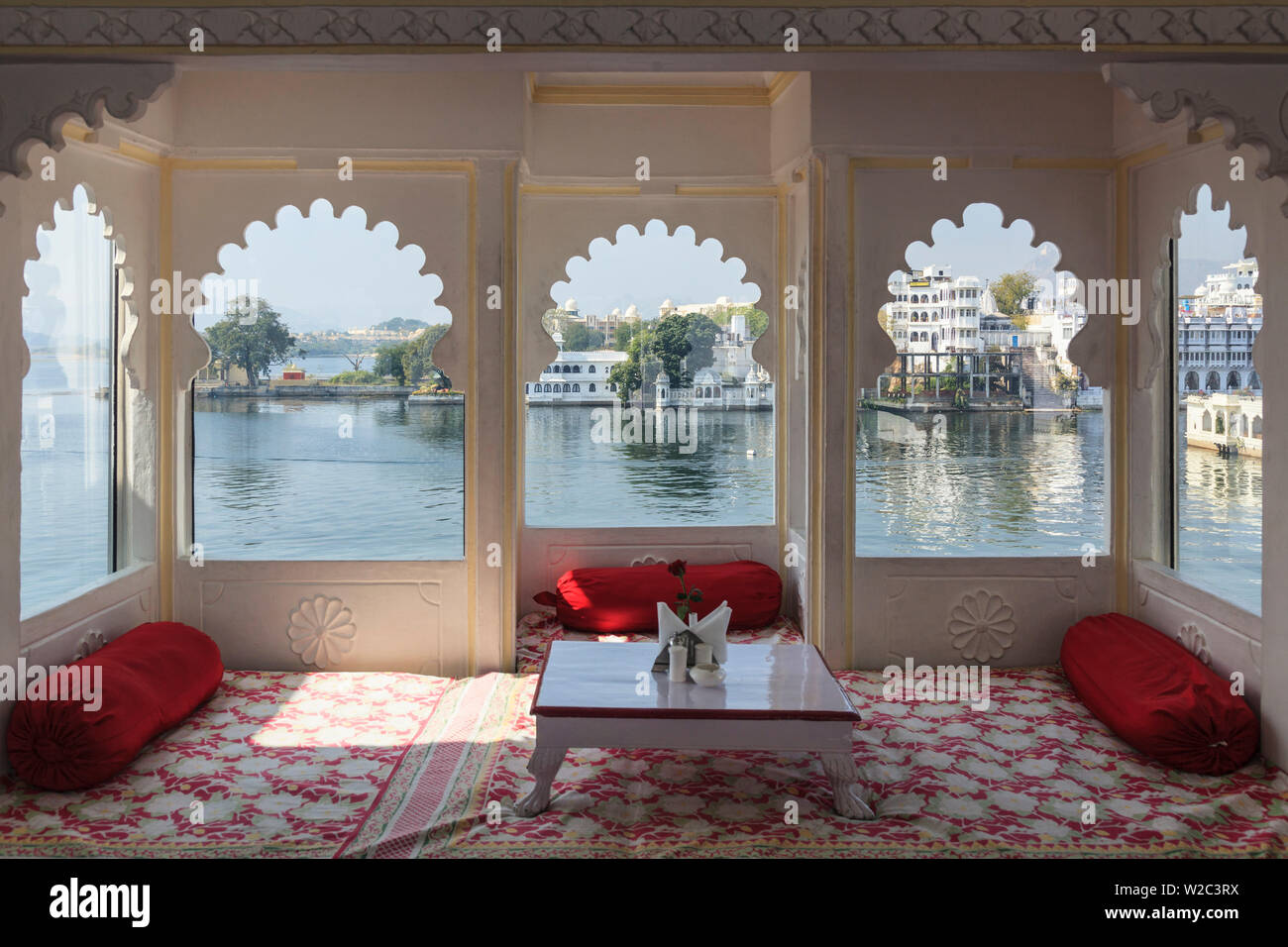 India, Rajasthan, Udaipur, rooftop restaurant of boutique hotel with view Lake Pichola Stock Photo