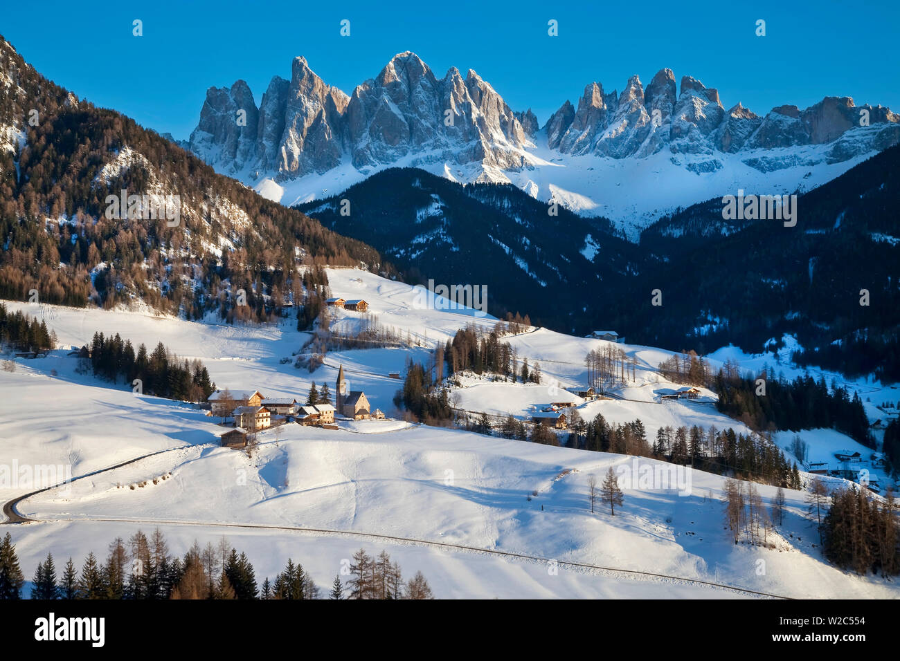 Winter landscape of St. Magdalena village and church, Geisler Spitzen (3060m), Val di Funes, Dolomites mountains, Trentino-Alto Adige, South Tirol (Tyrol), Italy, Europe Stock Photo