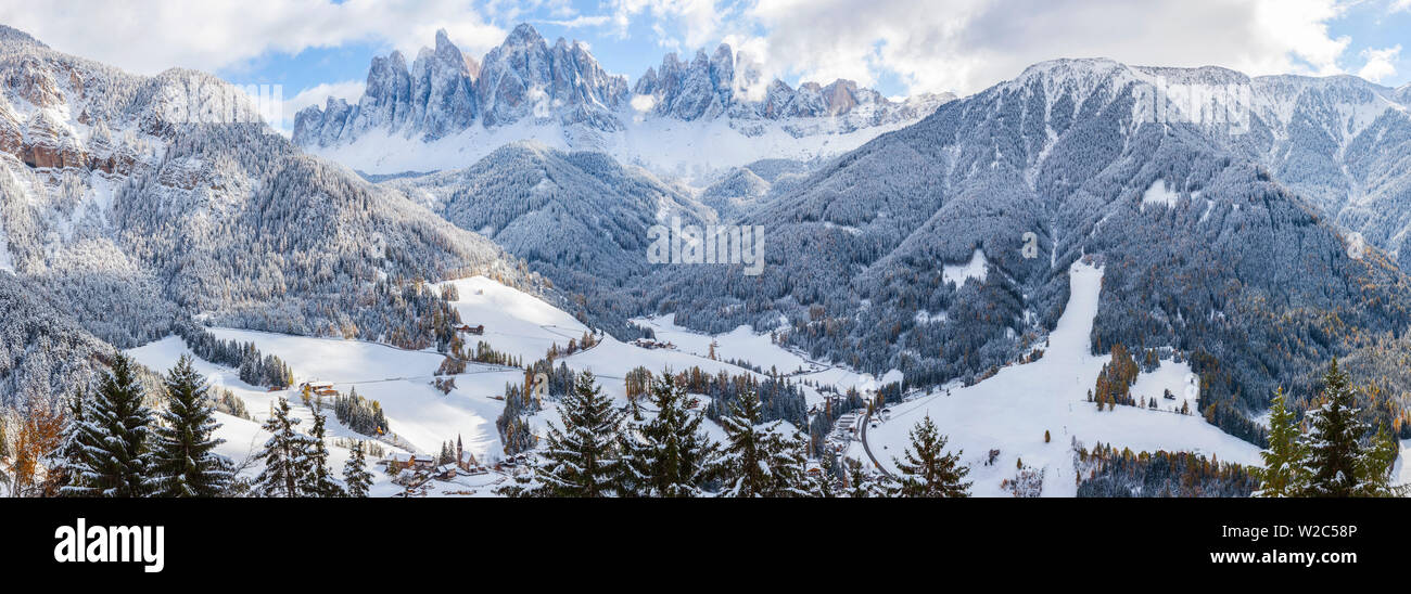 Winter snow, St. Magdalena village, Geisler Spitzen (3060m), Val di Funes, Dolomites mountains, Trentino-Alto Adige, South Tirol, Italy Stock Photo