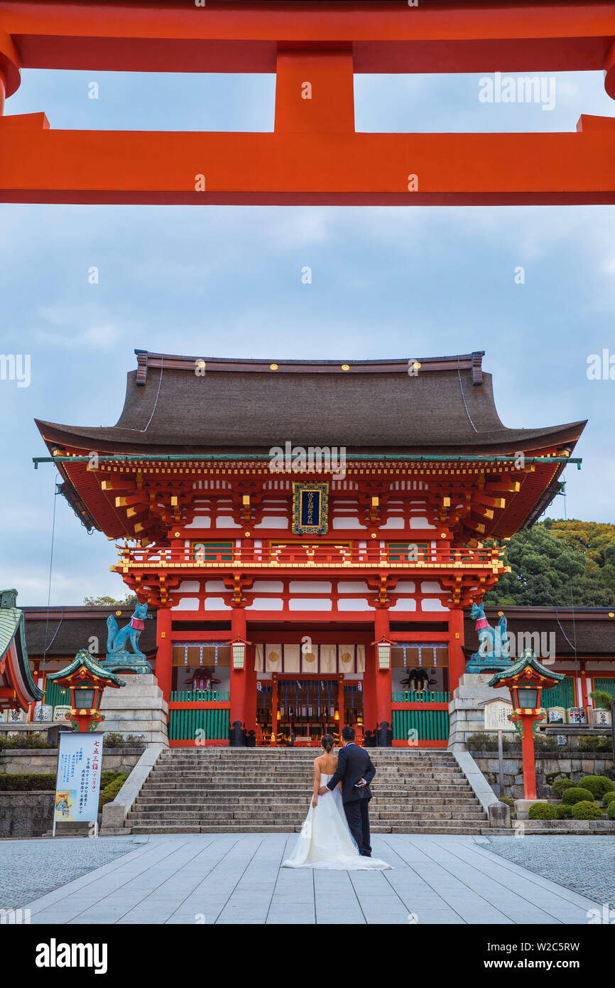 Japan Kyoto A Wedding Bride And Groom Pose At Fushimi Inari Shrine Stock Photo Alamy