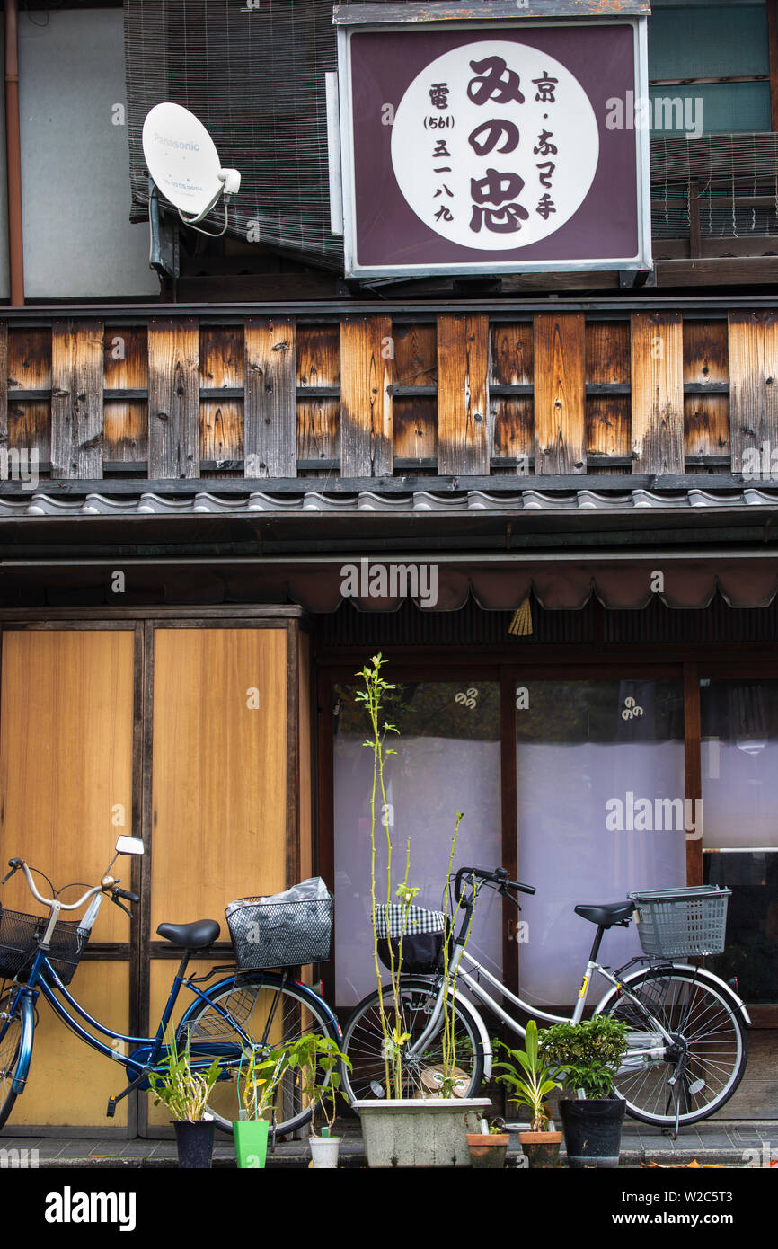 Japan, Kyoto, Geisha district of Gion, Bikes outside Japanese restaurant Stock Photo