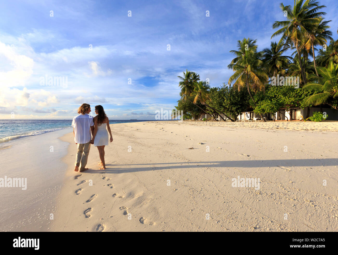 Maldives, South Ari Atoll, Thudufushi Island, Diamonds Thudufushi Resort, couple walking on the beach (MR) Stock Photo