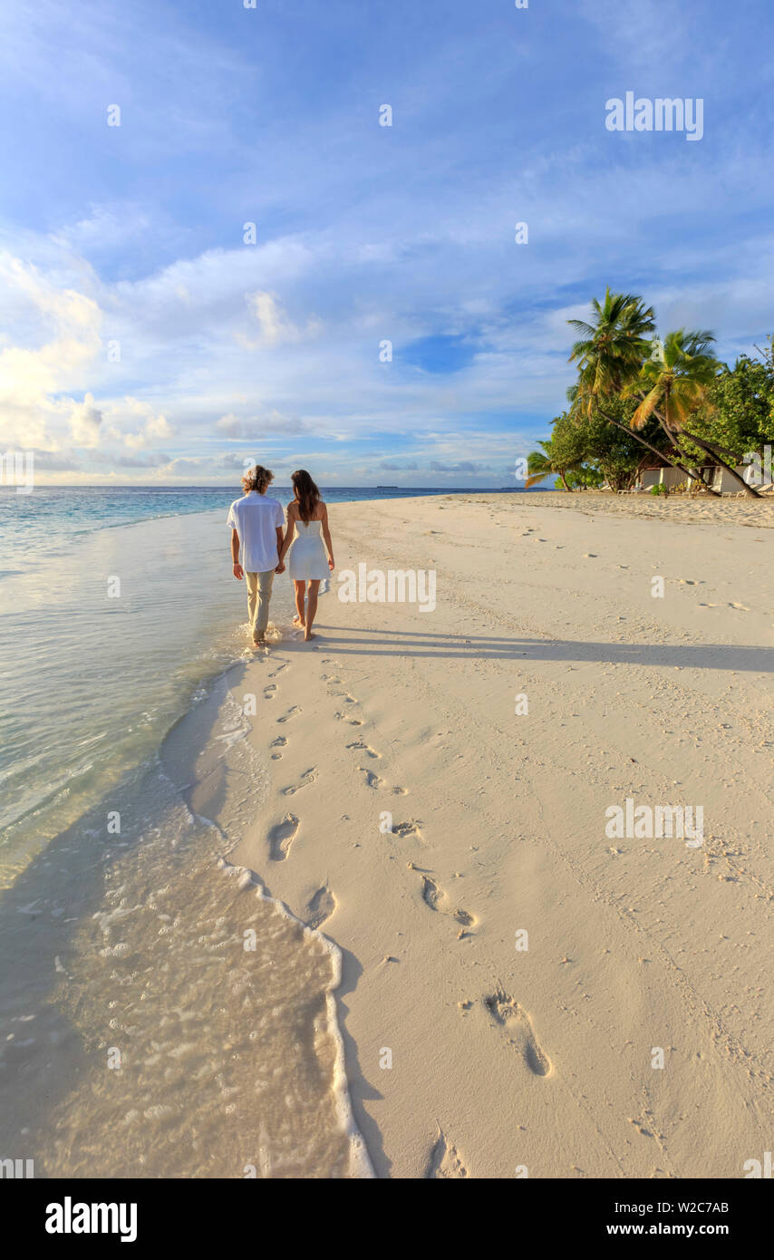 Maldives, South Ari Atoll, Thudufushi Island, Diamonds Thudufushi Resort, couple walking on the beach (MR) Stock Photo