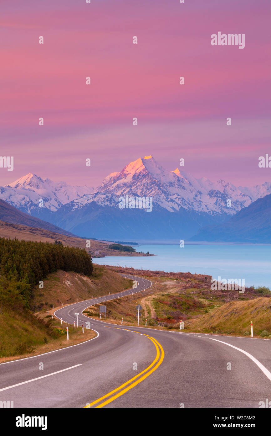Mount Cook (Aoraki) illuminated at sunset, Lake Pukaki, Mackenzie Country, Canterbury, South Island, New Zealand Stock Photo