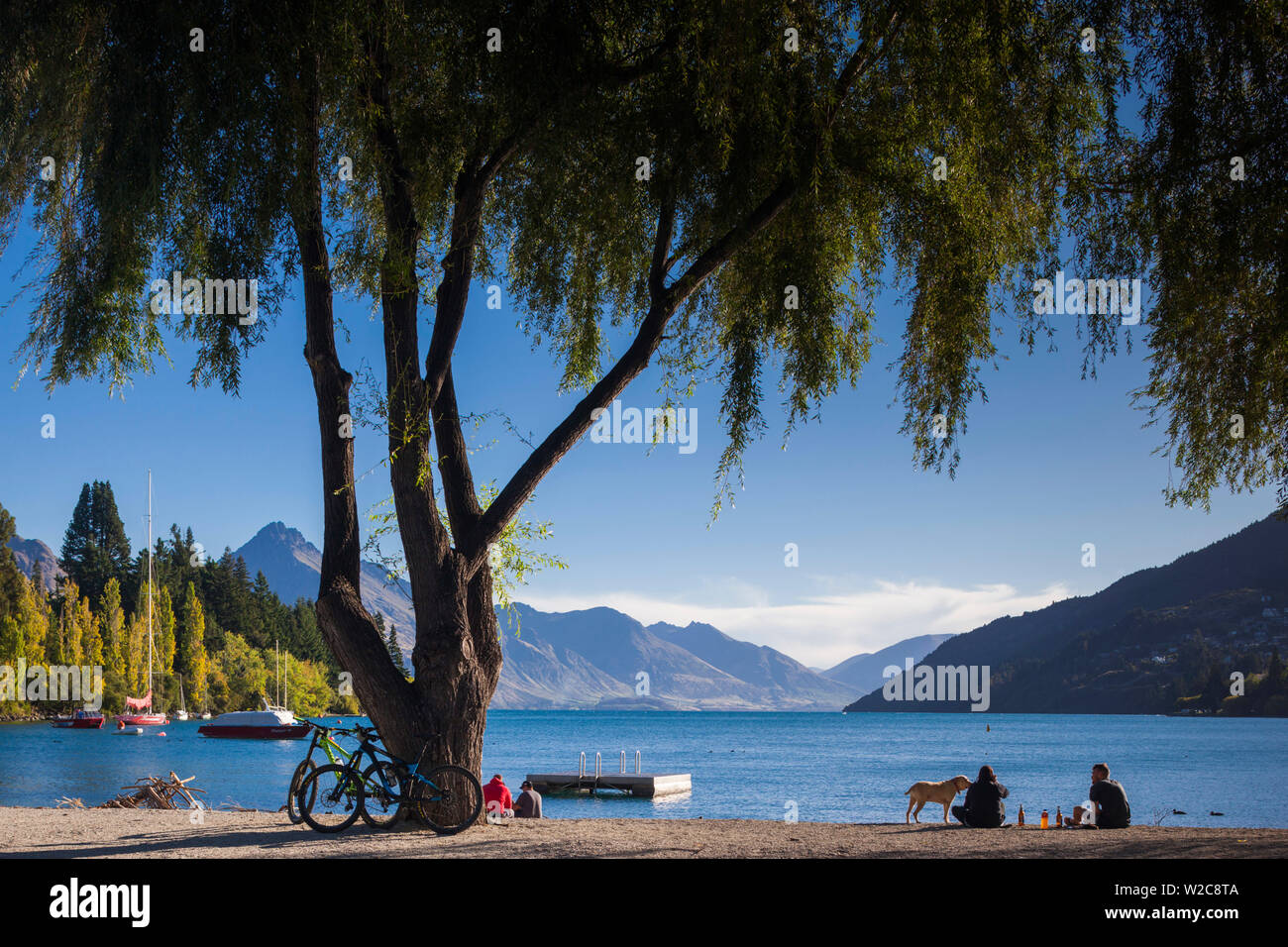 New Zealand, South Island, Otago, Queenstown, people by Lake Wakatipu Stock Photo