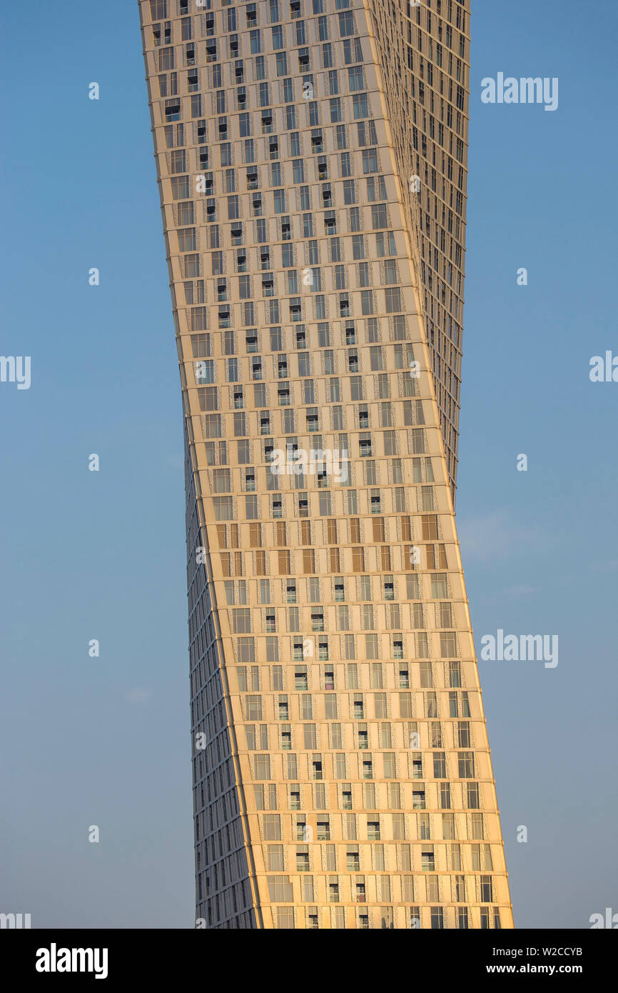 United Arab Emirates, Dubai, Dubai marina, Cayan Tower, known as Infinity Tower before it was inaugurated - world's tallest twisting tower Stock Photo