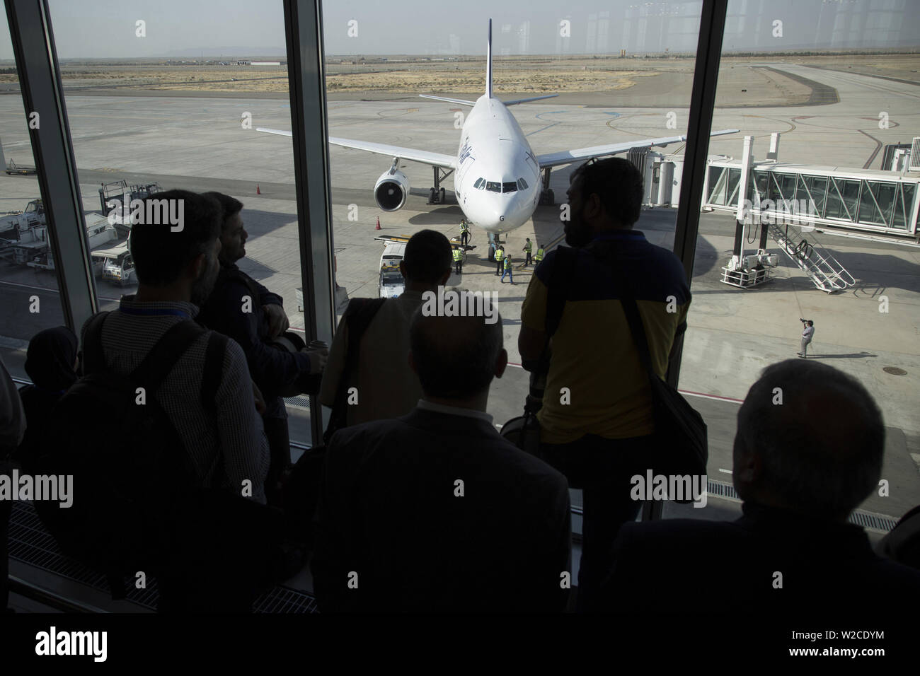 Veiled woman airport hi-res stock photography and images - Alamy