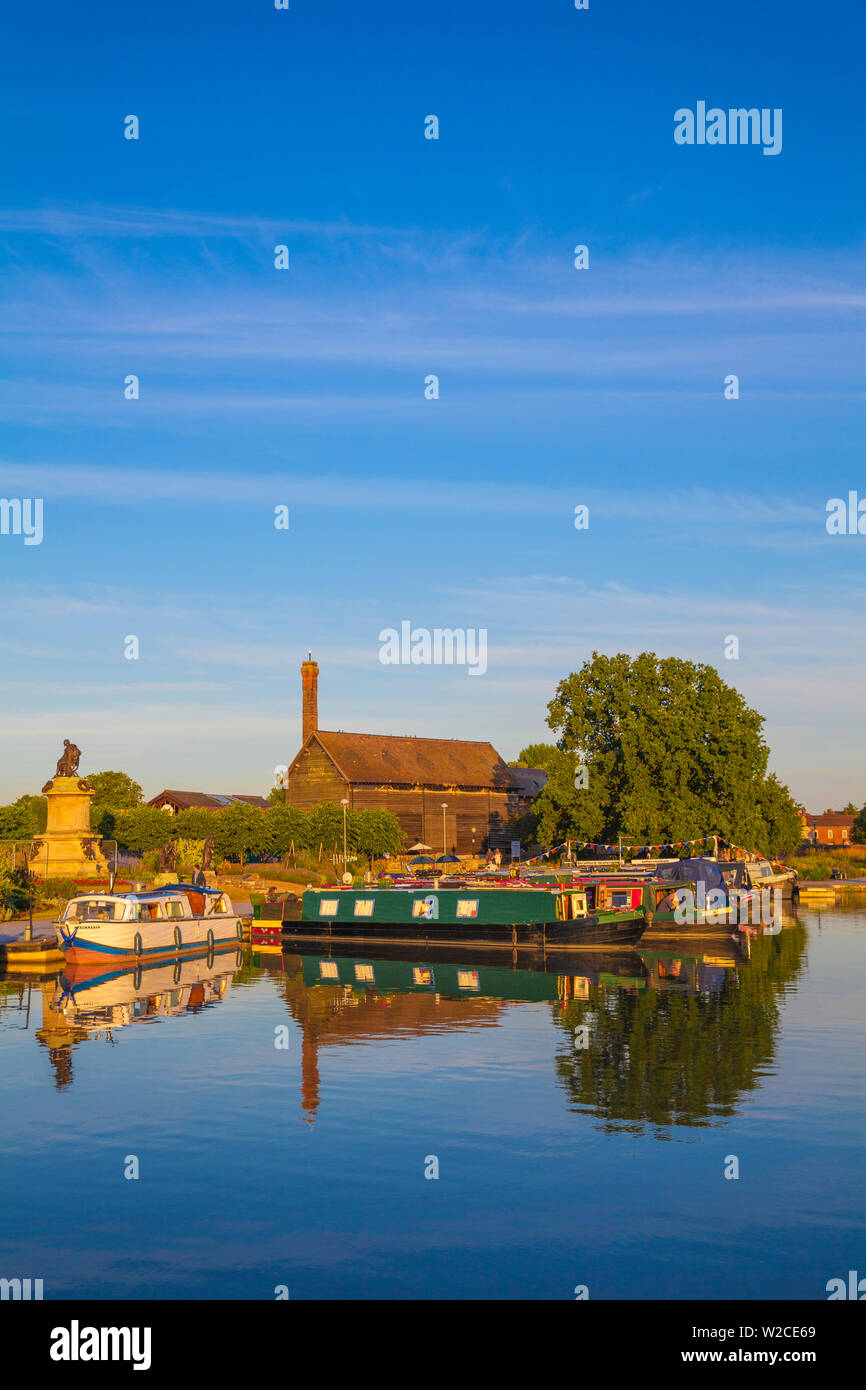 UK, England, West Midlands, Warwickshire, Stratford-upon-Avon, People in row boat on  River Avon Stock Photo