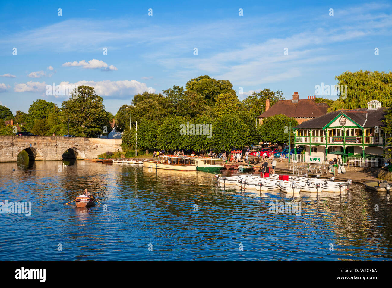 UK, England, West Midlands, Warwickshire, Stratford-upon-Avon, People in row boat on  River Avon Stock Photo