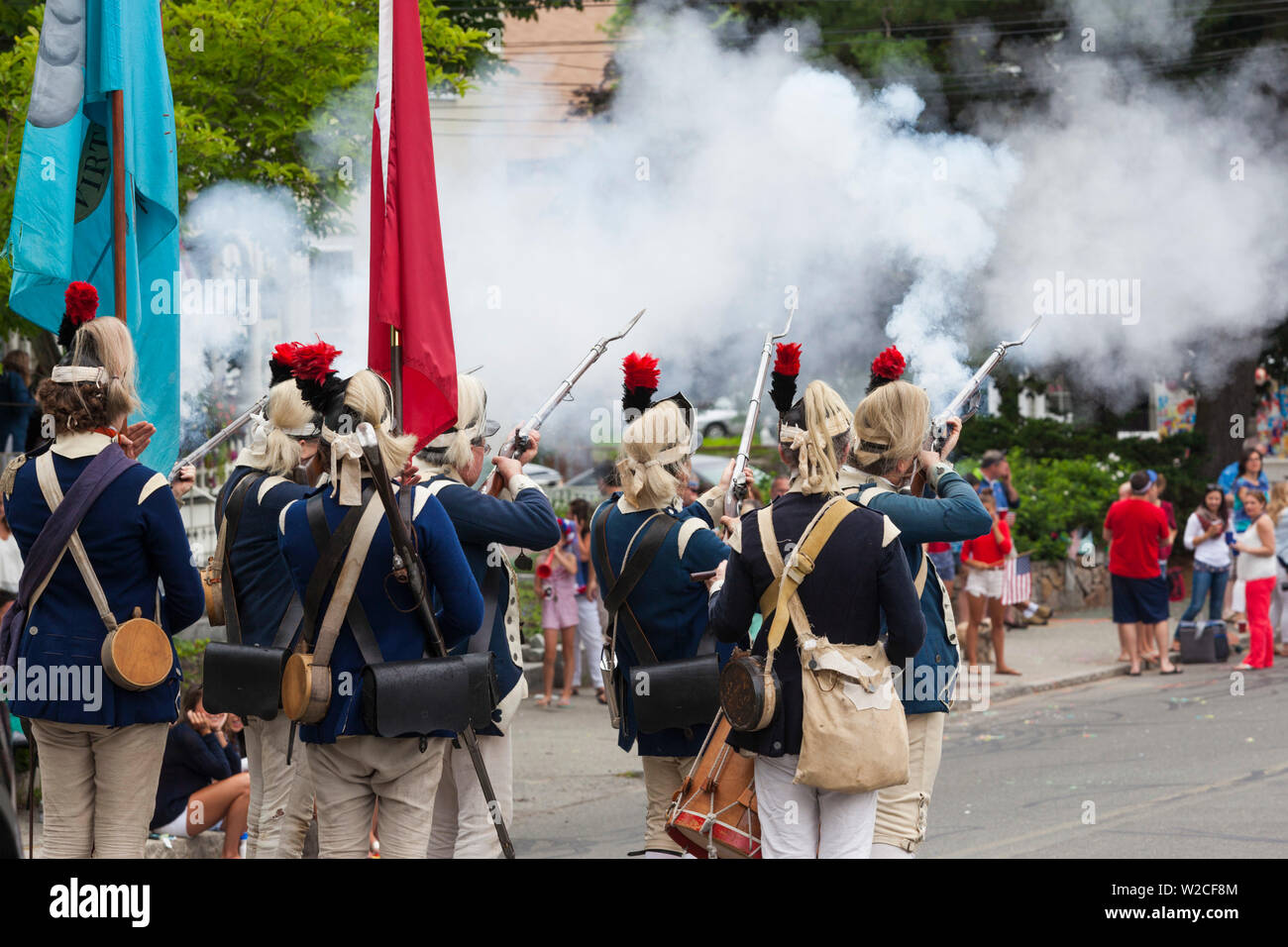 USA, Massachusetts, Cape Ann, Manchester by the Sea, Fourth of July Parade, re-enactors in uniforms of the America Revolution firing muskets Stock Photo