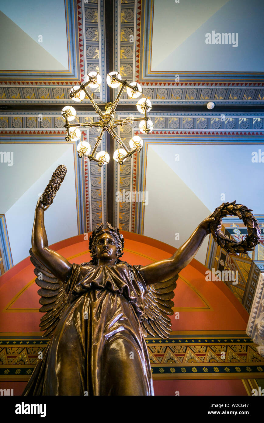 USA, Connecticut, Hartford, Connecticut State Capitol, statue of the ...