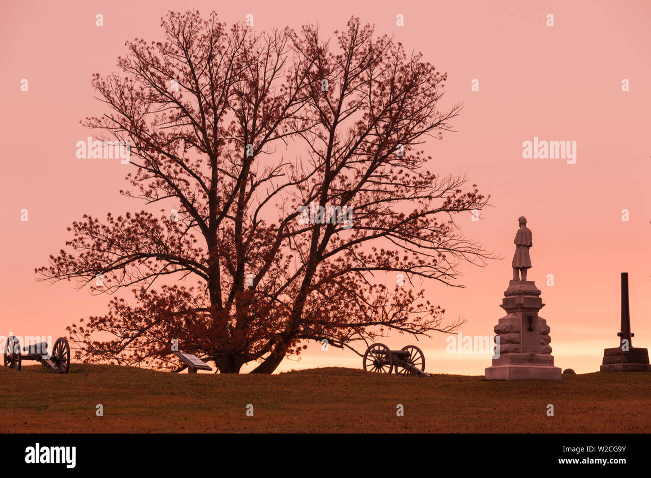 USA, Pennsylvania, Gettysburg, Battle of Gettysburg, tree and battlefield monument, dawn Stock Photo