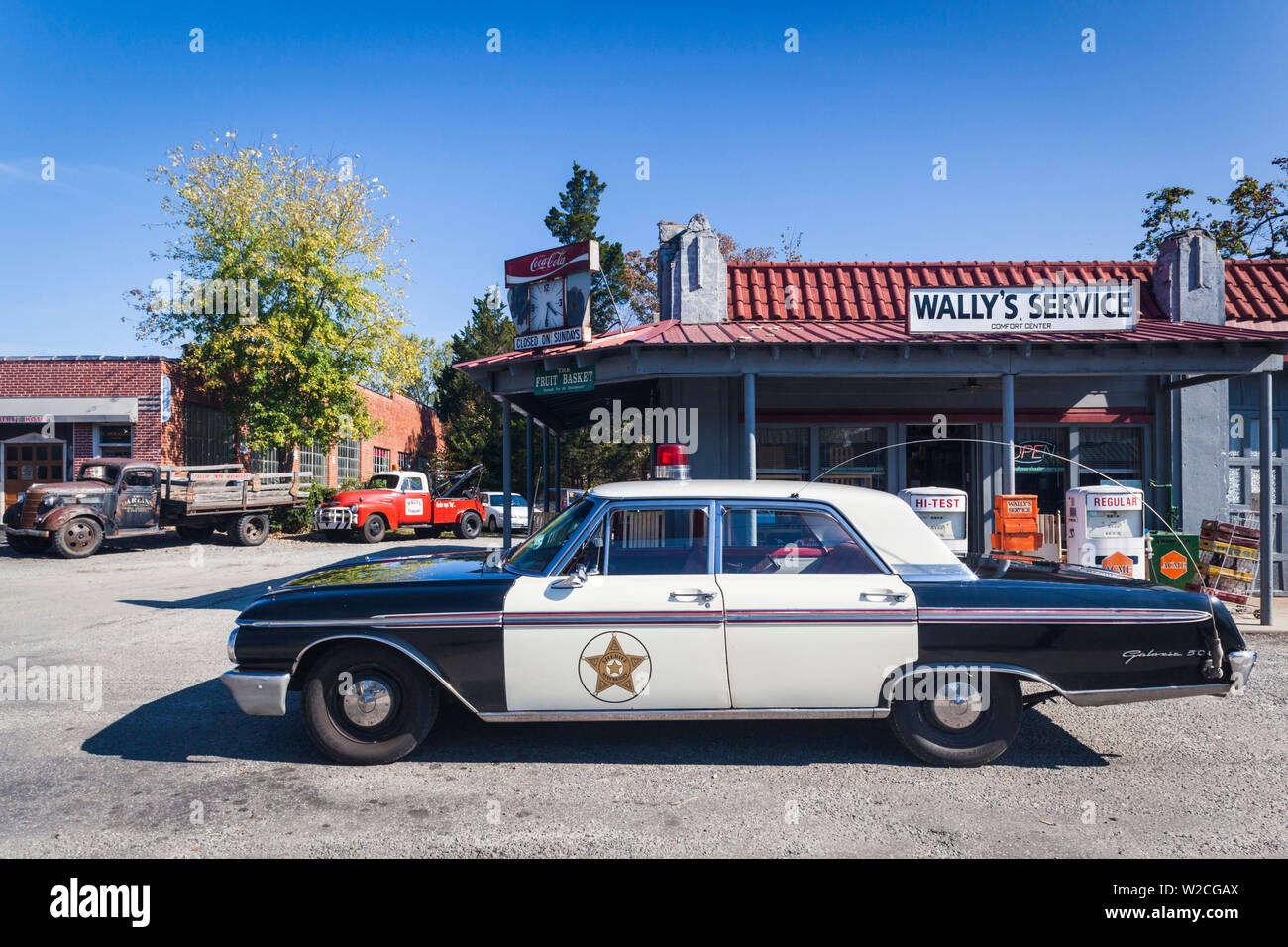 USA, North Carolina, Mt. Airy, town was the model for Mayberry in the TV series Andy of Mayberry, replica 1962 Ford police car outside Wally's Service Station Stock Photo