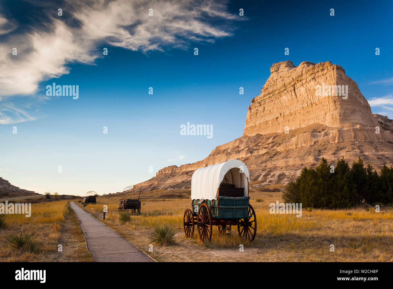 USA, Nebraska, Scottsbluff, Scotts Bluff National Monument and pioneer wagon train Stock Photo