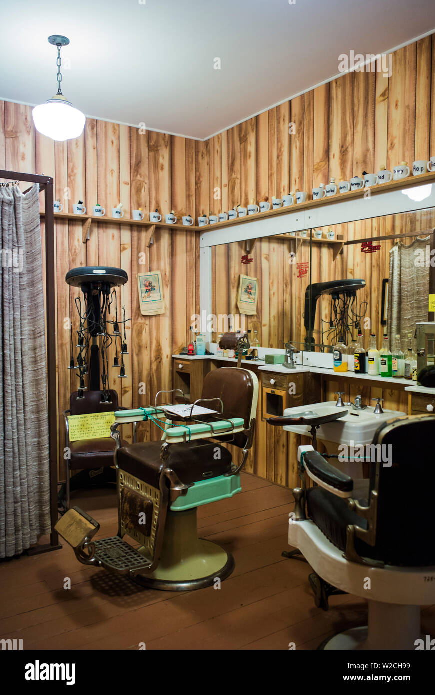 USA, Nebraska, Aurora, Plainsman Museum, antique barber shop Stock