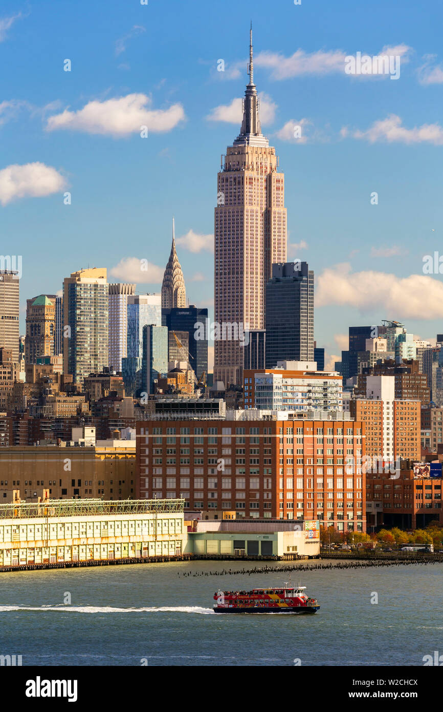 Manhattan, view of the Empire State Building and Midtown Manhattan ...