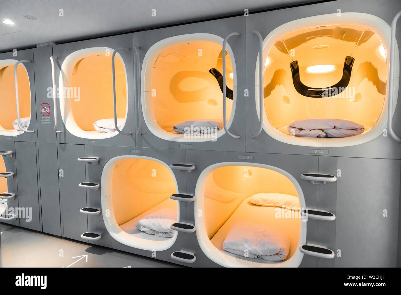 Capsule hotel tokyo hi-res stock photography and images - Alamy