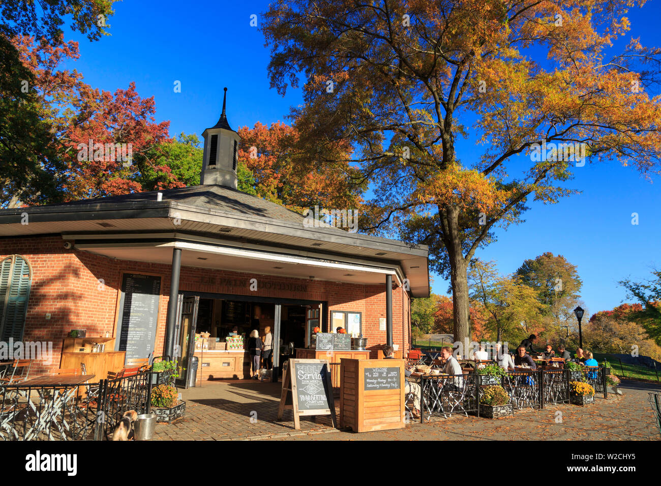 USA, New York City, Manhattan, Central Park, Le Pain Quotidien Cafe