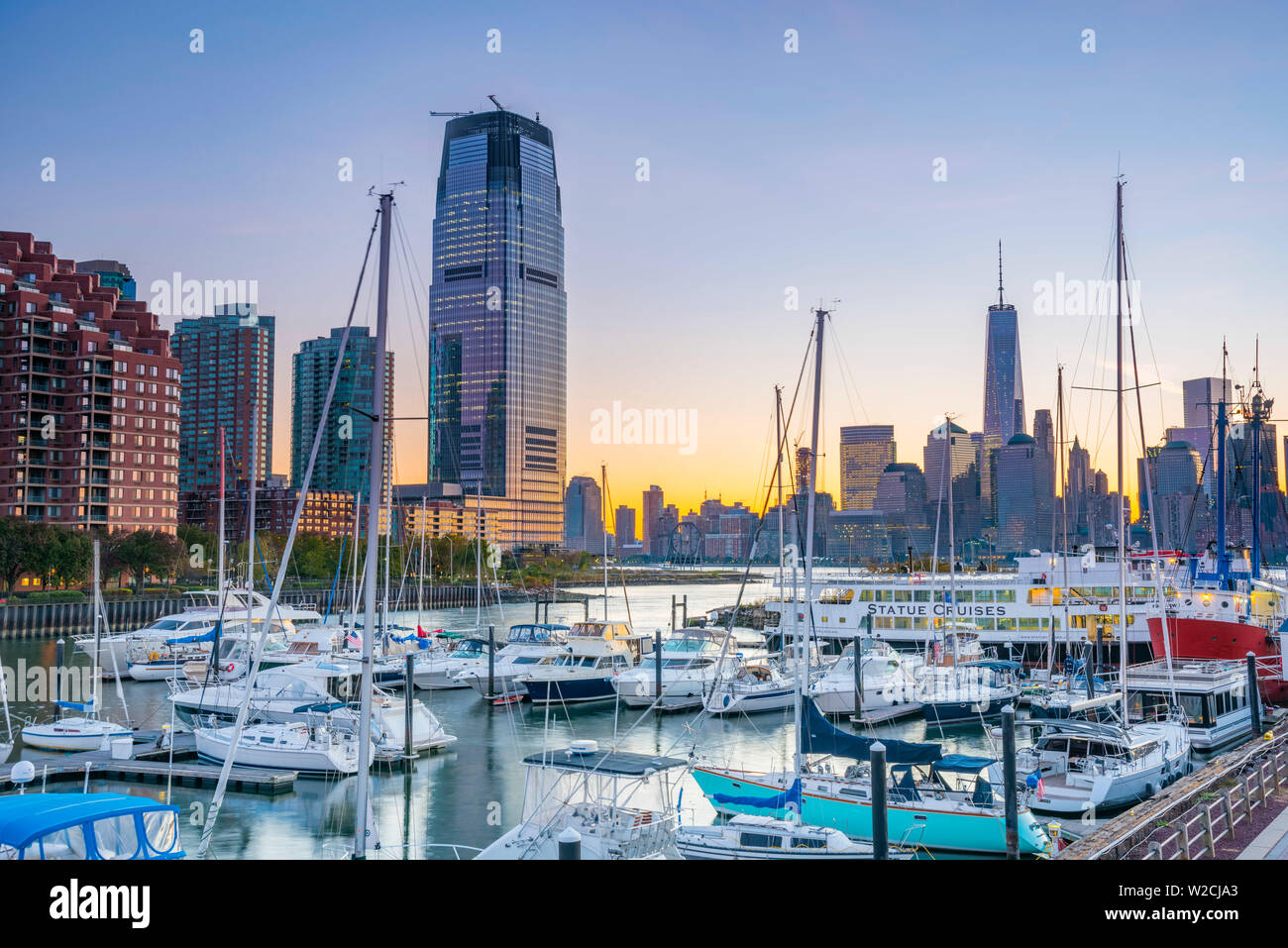 USA, New Jersey, Jersey City, Paulus Hook, Morris Canal Basin, Liberty Landing Marina. New York, Manhattan, Lower Manhattan and World Trade Center, Freedom Tower beyond Stock Photo