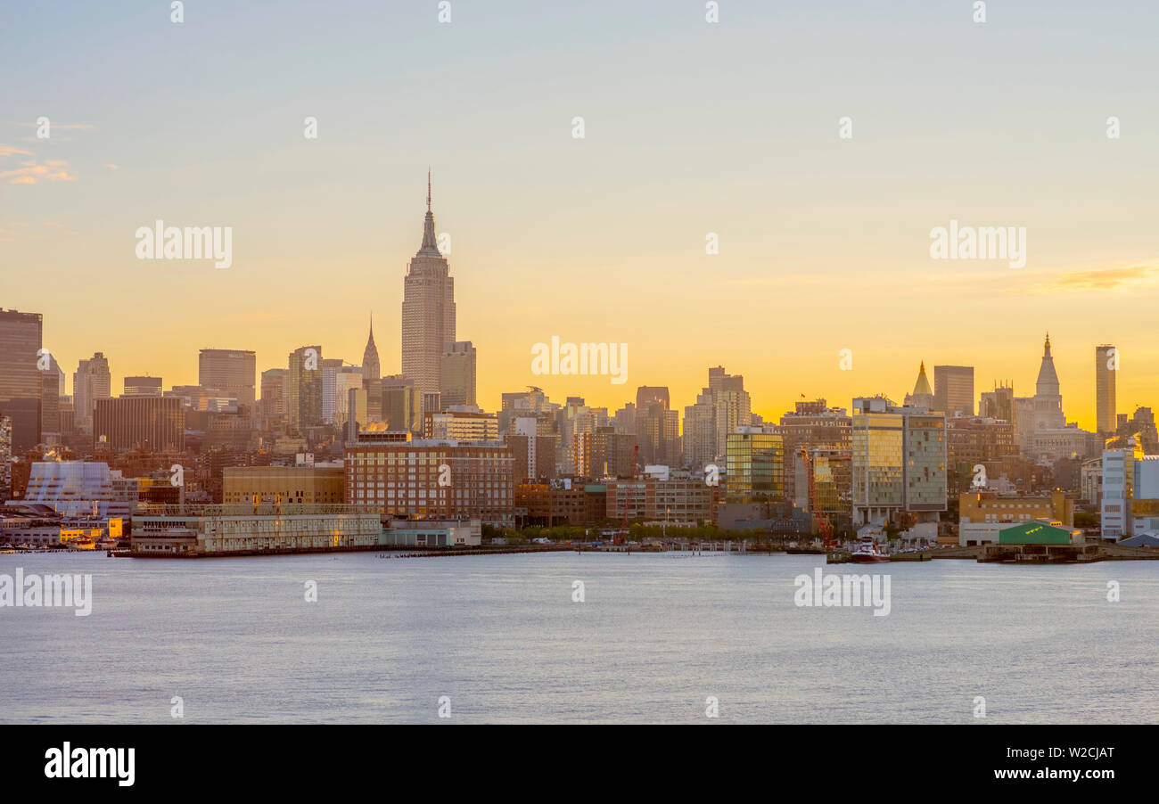 USA, New York, Manhattan, Midtown Manhattan and Empire State Building across Hudson River Stock Photo