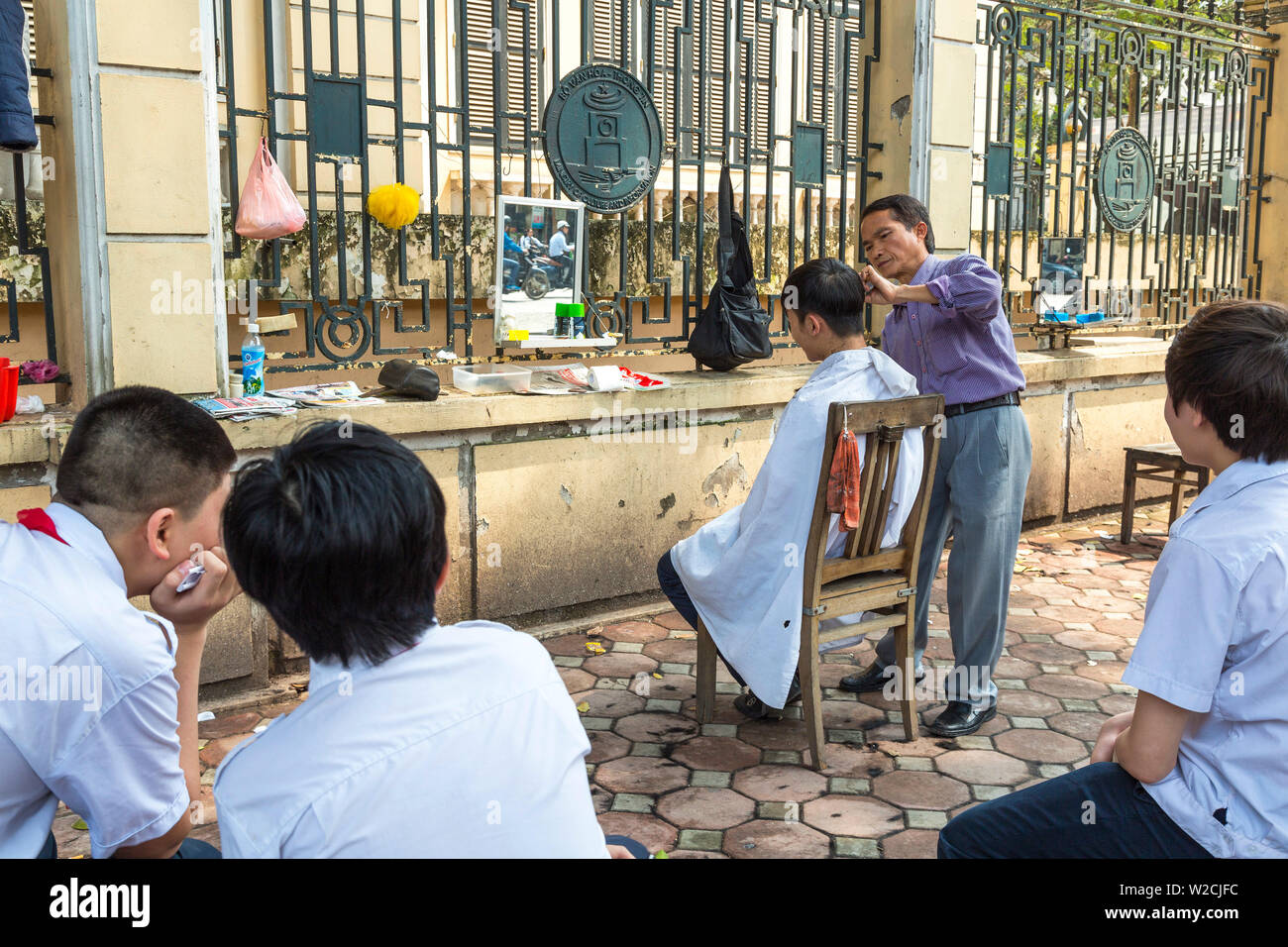 Outdoor barbers in the streets of Hanoi, Vietnam Stock Photo