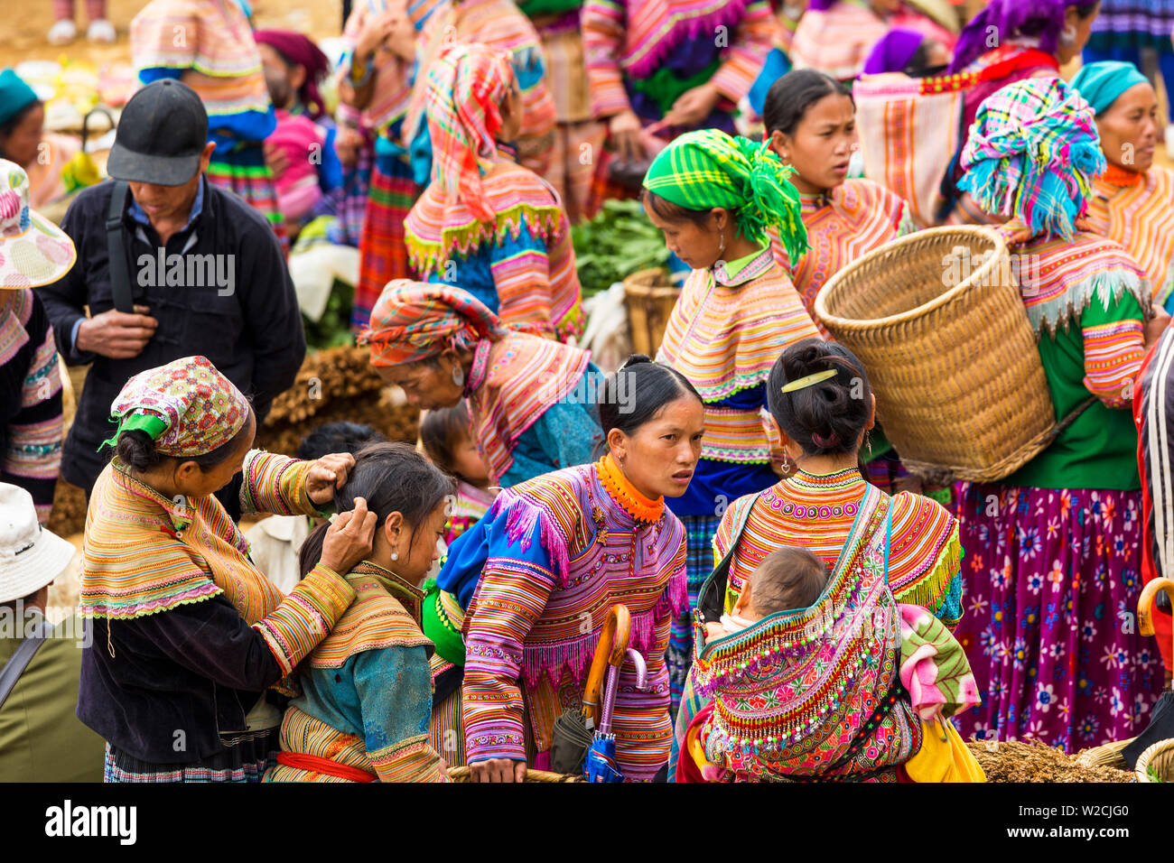 Flower Hmong tribes people at market, nr Bac Ha, nr Sapa, Vietnam Stock Photo