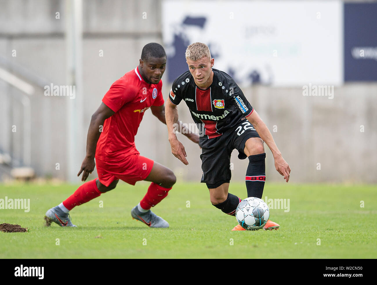 Wuppertal, Deutschland. 06th July, 2019. Daley SINKGRAVEN r. (LEV) in duels  versus Ufumwen OSAWE (W), Action, Football Test match, Wuppertal SV (W) -  Bayer 04 Leverkusen (LEV), on 06/07/2019 in Wuppertal/Germany. ¬