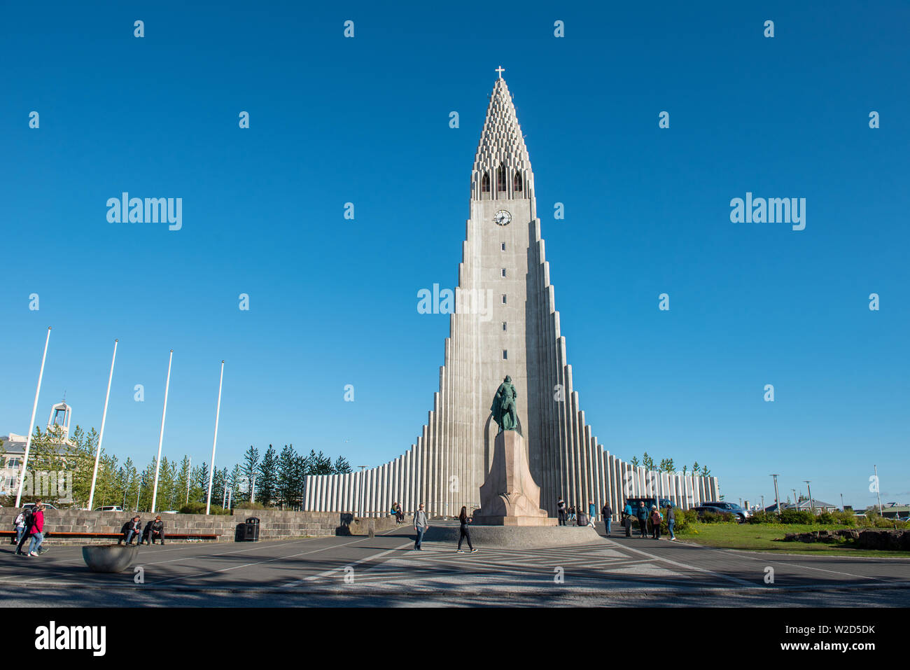 REYKJAVIK, ICELAND - MAY 24, 2019: Tourists visiting the Hallgrimskirkja Lutheran parish church in Reykjavik and the statue of Leif Erikson, the son o Stock Photo